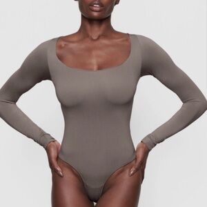 SKIMS Limited Edition Essential LongSleeve Scoop Neck Bodysuit Amethyst XXS/XS